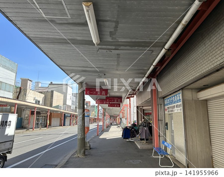 神田駅西口の商店街を走る路面電車 神田駅西口の商店街を走る路面電車 141955966