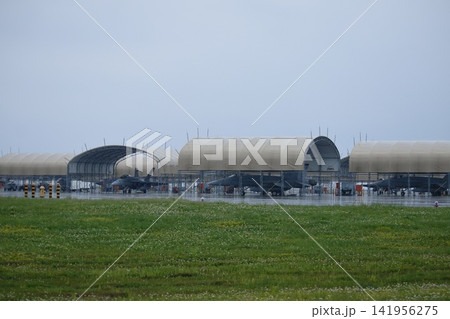 ハンガーに駐機された戦闘機の風景 ハンガーに駐機された戦闘機の風景 141956275