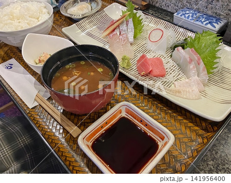 新鮮な旬の魚が並ぶ豪華なお刺身定食 141956400