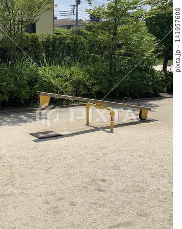 緑に囲まれた公園の黄色いシーソー 141957608