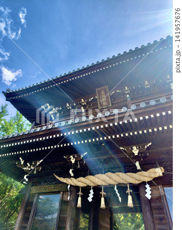 神門に差し込む神秘の光と青空｜愛媛県西条市 141957676