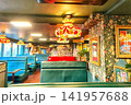 カラフルな装飾のある家 141957688