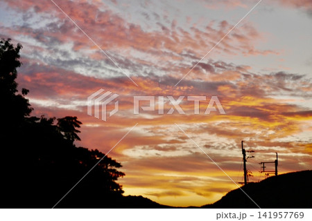 夕焼けに染まる雲 夕焼けに染まる雲 141957769
