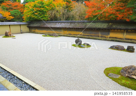 秋の龍安寺石庭（京都市） 141958535
