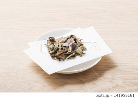 ドクダミ茶 ハーブティー 健康茶 デトックス 日本三大民間薬 皿に盛られ茶葉 ドクダミ茶 ハーブティー 健康茶 デトックス 日本三大民間薬 皿に盛られ茶葉 141959161