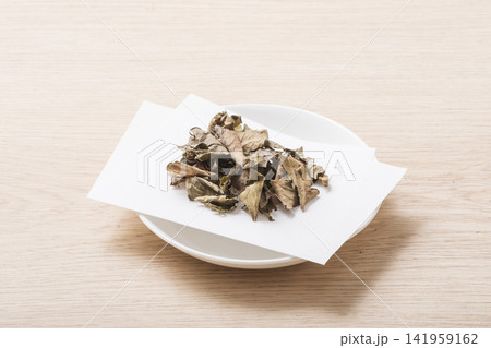 ドクダミ茶 ハーブティー 健康茶 デトックス 日本三大民間薬 皿に盛られ茶葉 ドクダミ茶 ハーブティー 健康茶 デトックス 日本三大民間薬 皿に盛られ茶葉 141959162