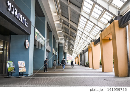 横浜市の都市風景 石川町駅前の複合施設と店舗 横浜市の都市風景 石川町駅前の複合施設と店舗 141959736