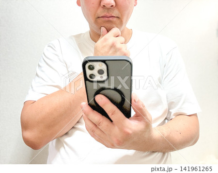 スマホを見る男性 スマホを見る男性 141961265