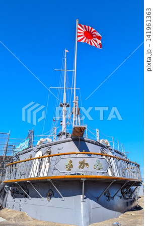 雲1つない快晴に海軍旗が棚引く戦艦三笠 141961363