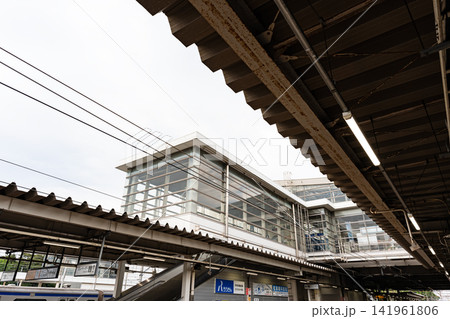 JR勝田駅のホームから駅舎を見上げる 茨城県ひたちなか市武田 JR勝田駅のホームから駅舎を見上げる 茨城県ひたちなか市武田 141961806