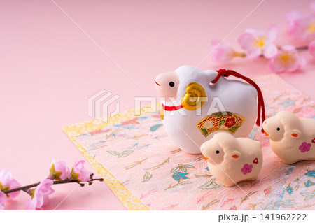 年賀状素材 未年 羊の置物と桜 年賀状素材 未年 羊の置物と桜 141962222