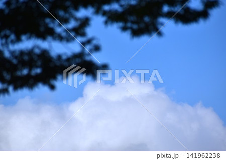 大空は青く、青空に浮かぶ雲の形は刻々と変化する 141962238