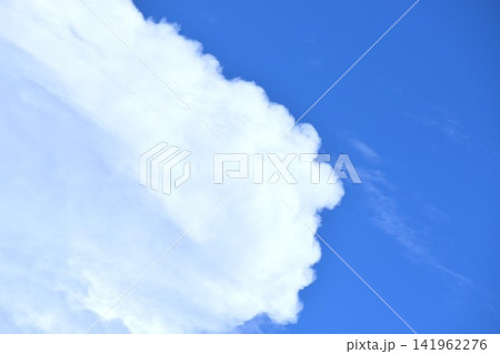 大空は青く、青空に浮かぶ雲の形は刻々と変化する 大空は青く、青空に浮かぶ雲の形は刻々と変化する 141962276