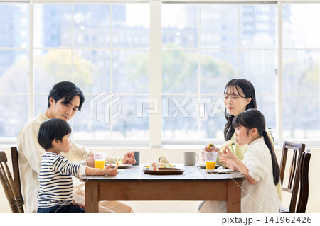 食卓を囲む家族 食卓を囲む家族 141962426
