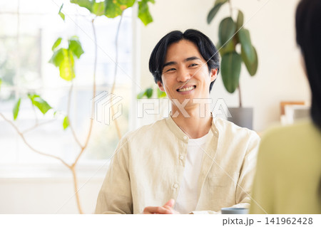 対話の中で穏やかな笑顔を見せる男性 対話の中で穏やかな笑顔を見せる男性 141962428