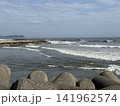 海岸に打ち寄せる波とテトラポッド 波が押し寄せる静かな海 青空と荒波の海岸風景 141962574