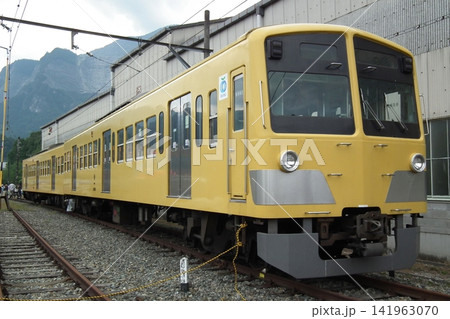横瀬のイベントで展示される 西武301系 311F 部品の取られた先頭車 横瀬のイベントで展示される 西武301系 311F 部品の取られた先頭車 141963070