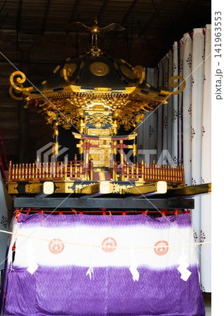 竹駒神社 黄金の鳳凰と繊細な金箔装飾が美しく輝く日本の伝統的な神輿 竹駒神社 黄金の鳳凰と繊細な金箔装飾が美しく輝く日本の伝統的な神輿 141963553