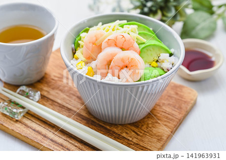 えびとアボカドのカフェ風どんぶり えびとアボカドのカフェ風どんぶり 141963931