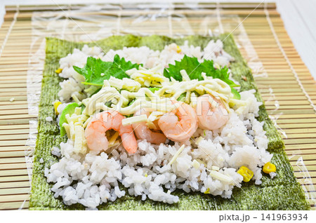 えびアボカド海苔巻き作り えびアボカド海苔巻き作り 141963934