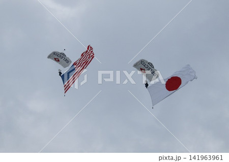 アメリカ国旗と日本国旗を掲揚するスカイダイバーのパフォーマンス 141963961