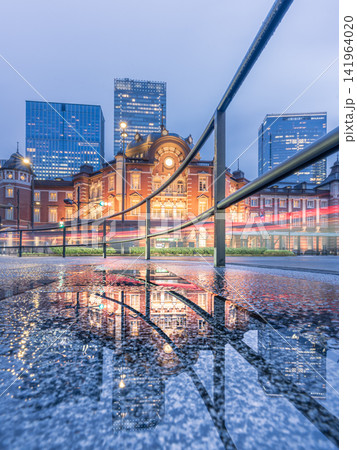 雨あがりの東京駅丸の内駅舎とレーザー(リフレクション) 雨あがりの東京駅丸の内駅舎とレーザー(リフレクション) 141964020