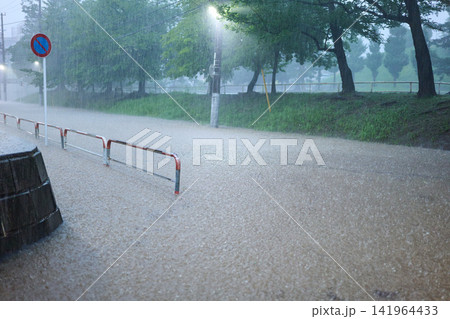 大雨で冠水した道路 大雨で冠水した道路 141964433