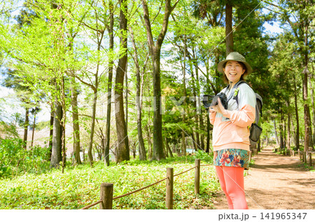 山でカメラを持って微笑む日本人女性 山でカメラを持って微笑む日本人女性 141965347