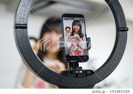 スマホでスイーツ撮影をする日本人女性 スマホでスイーツ撮影をする日本人女性 141965388