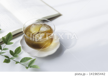 夏の読書と氷入りの冷たい麦茶、爽やかなリラックスタイム 夏の読書と氷入りの冷たい麦茶、爽やかなリラックスタイム 141965442