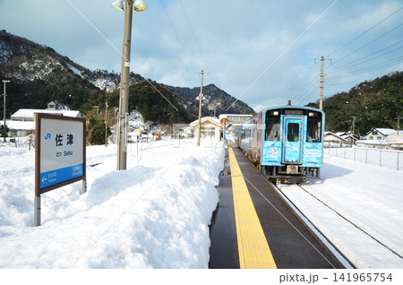 雪のJR佐津駅 141965754