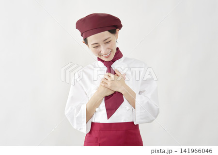胸に手を当て微笑むパティシエ女性 胸に手を当て微笑むパティシエ女性 141966046