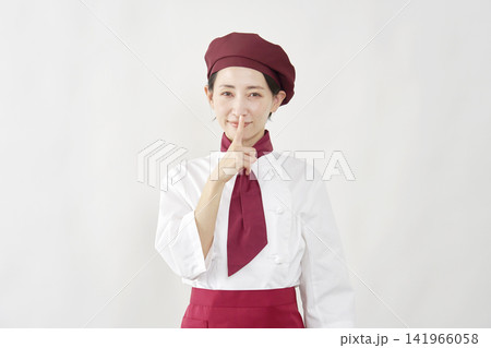 内緒のジェスチャーをするパティシエ女性 141966058