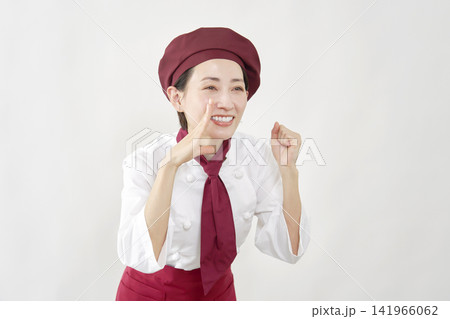 パティシエ女性 呼びかけ 白背景 パティシエ女性 呼びかけ 白背景 141966062