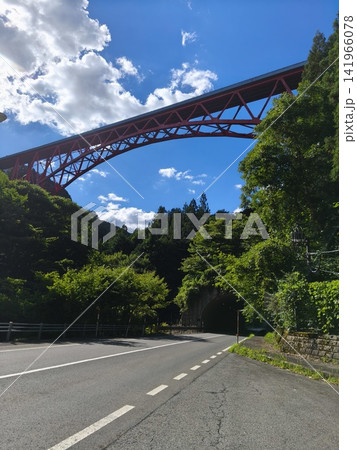 下から見たオロチループ橋 141966078