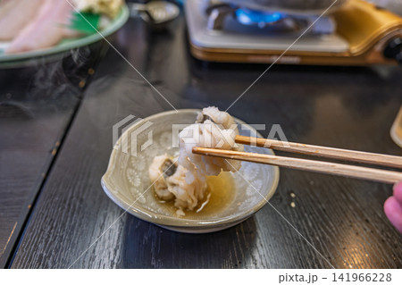 【#食べ物】湯気立つ鱧しゃぶを箸で味わう和食の一品 【#食べ物】湯気立つ鱧しゃぶを箸で味わう和食の一品 141966228