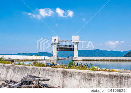 【#水門】青空の下にたたずむ水門と海辺の風景 【#水門】青空の下にたたずむ水門と海辺の風景 141966234