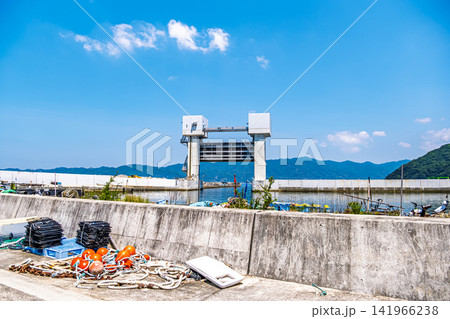 【#水門】青空の下にたたずむ水門と海辺の風景 【#水門】青空の下にたたずむ水門と海辺の風景 141966238