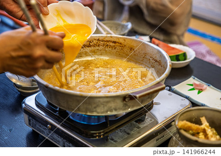 【#食べ物】熱々の卵雑炊を鍋で仕上げる和食の食卓 【#食べ物】熱々の卵雑炊を鍋で仕上げる和食の食卓 141966244