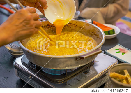 【#食べ物】熱々の卵雑炊を鍋で仕上げる和食の食卓 【#食べ物】熱々の卵雑炊を鍋で仕上げる和食の食卓 141966247