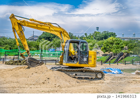 【#建設機械】青空の下で砂地に停まるショベルカー 【#建設機械】青空の下で砂地に停まるショベルカー 141966313