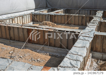 鋼製型枠を設置した建設現場 鋼製型枠を設置した建設現場 141967179