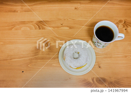 白いドーナツとコーヒーのシンプルなカフェタイム 白いドーナツとコーヒーのシンプルなカフェタイム 141967994