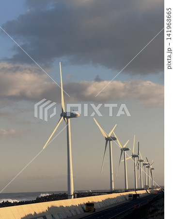 神栖市の海岸沿いに並ぶ風力発電設備と道路 141968665