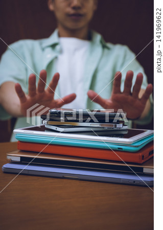 デジタルデトックスでストレスを軽減する男性 デジタルデトックスでストレスを軽減する男性 141969622