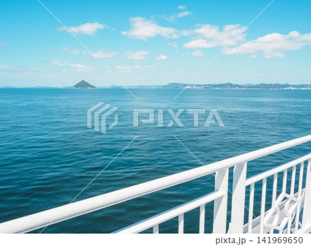 香川県の直島へ向かうフェリーから眺める瀬戸内海の旅の風景 141969650