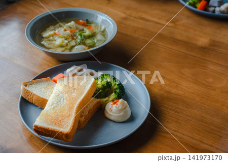 木製テーブルの上のヘルシーな朝食プレート 木製テーブルの上のヘルシーな朝食プレート 141973170