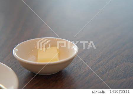 バターと白い小皿 141973531
