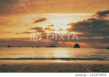 海から上がる朝日 海から上がる朝日 141973639