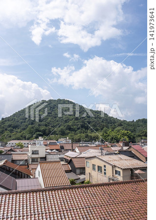 打吹山と赤瓦の街並み　倉吉市白壁土蔵 141973641